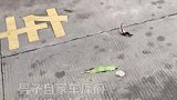 男子自家车库前，被人堵住打电话也不接