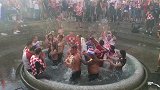没夺冠仍创造历史 克罗地亚球迷喷泉湿身狂欢