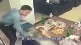 酒精害人，两男子桌上闹翻，直接下死手啊这是！