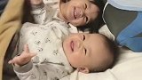 妈妈拿被子盖住小宝宝的脸，掀开被子的瞬间，宝宝的笑容萌化了！