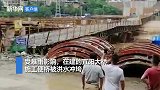 实拍洪水携垃圾湍急而下 广西一在建大桥施工便桥被冲垮