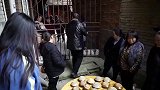 农村表哥娶媳妇，表妹非要跟着来，就是酒量有点差