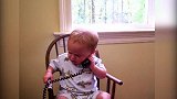 拿个鼠标当电话接听，宝宝你太有才了，能听到说话吗