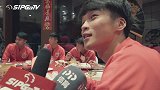 直击上港队迪拜年夜饭现场 全队大合唱吃饺子话新年