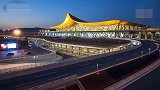 徐州一个机场内大风呼啸，停机坪上飞机被“吹跑”