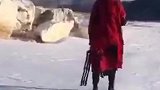 有时候我会拉上妈妈自拍，她教会我快乐生活