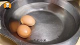 如何剥鸡蛋简单又快速，教你2招，鸡蛋个个光滑不粘壳！