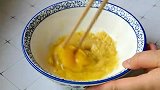 香蕉加个鸡蛋和面粉做成香蕉饼，无油无盐香甜松软