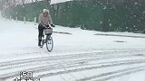 大爷雪天头顶塑料袋骑行，一路高歌