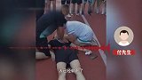 女子晨练突然倒地失去知觉，路人合力救人，施救老兵：能帮到别人很荣幸