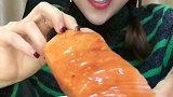 漂亮小姐姐又来直播了，这吃相也太有食欲了