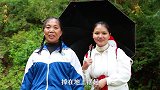 山里核桃掉地上没人捡，乐乐跟着婆婆上山，10来分钟捡了大半桶