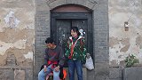 短剧：丈夫打工瘫痪回家，妻子卖房为丈夫治病，丈夫病好后报警