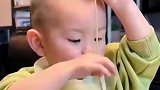 宝宝的理解力，妈妈：面面从头上吃！宝宝：你确定这样吗？