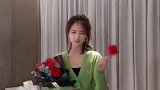 赠人余香，手留玫瑰，小姐姐玫瑰在手