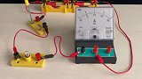 用电流表测量通过小灯泡的电流