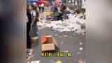 水果摊三十箱香蕉遭哄抢，空纸箱都没剩下，老板：雇的人睡觉去了