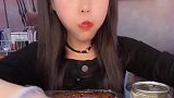 大肥肉咬一口不要太腻，小姐姐吞咽声让人佩服