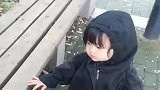 自从二胎生了女儿，爸爸生怕她冻着，一出门就穿成这样！