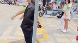 看妹有风险，走路需谨慎