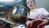 郎朗用手肘蹭吉娜的腋下，吉娜下意识的反应，让网友都炸锅了