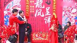 “爱的魔力转圈圈”新郎在婚礼上献舞，把大伙乐得不行！