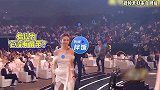 花招不断！金晨晚会领奖全程掉着肩带，靠小动作成功上热搜