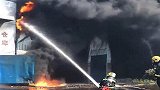 芜湖一仓库起火瞬间监控曝光：5秒小火苗爆发冲天 工人转身就跑