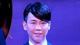 陶喆被曝深夜送长腿美女回家，手牵手难舍难分