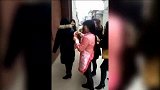 爆新鲜-20170202-实拍数名女子群主家门口“大闹”强要红包 不给钱不走