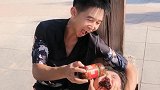 哎呀妈呀，你干嘛灌我一嘴老干妈啊！