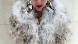 韩版大毛领的银色棉服搭配宽松打底裙，小姐姐这身搭配真时尚啊