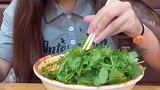 女生吃饭时满碗都是香菜，她应该是香菜重度爱好者