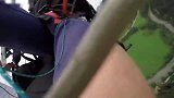 综合-17年-惊魂一刻！奥男子玩滑翔伞遇险情坠落幸而生还-专题