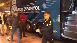 人气超高！西班牙人抵达马德里酒店 武磊为等候球迷合影签名
