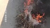 即将开学，孩子不完成作业躲进管道不出来