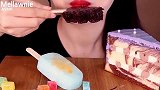 美女试吃水果牛奶棒冰、巧克力雪糕、琥珀糖、冰蓝甜橙棒冰