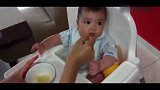 小宝宝第一次看到妈妈用勺子喂他，兴奋的早就张大嘴巴，可爱！