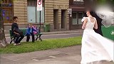 国外爆笑街头恶搞，看到小男孩钻到新娘的裙底，结果却消失不见了
