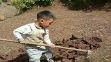 农村小孩，4岁就干农活，接下来这波操作，太老成了！