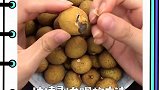龙眼剥皮小窍门