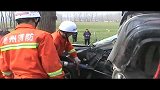 pp拍客-20120229-（合作拍客）实拍轿车撞树被腰斩两截司机惨死车内