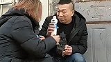 俩人合伙骗人家的东西吃，真是昧着良心啊