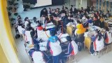 山东泰安：惊险！学生课堂上误吞异物：老师救救我！
