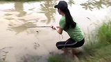水中巨物被激怒，女子直接被拖下水