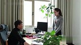 老板组织员工旅游，美女却被套路在公司里值班，真委屈啊
