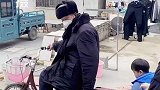 95岁爷爷带着孙媳妇和重孙兜风，百公里油耗一个重孙