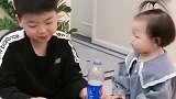 相差7岁的兄妹俩，跟着哥哥一起玩，没点智商都不行