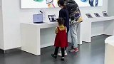 女孩误将销售员，当成自己的妈妈