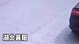 女子骑车撞小车，之后再失控撞墙